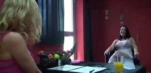 Lesbo Casting mit geilen Frauen und sexy Shooting